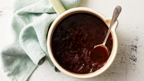 Red wine gravy with thyme and red onion